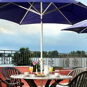 Four Points By Sheraton Lakeshore Hotel