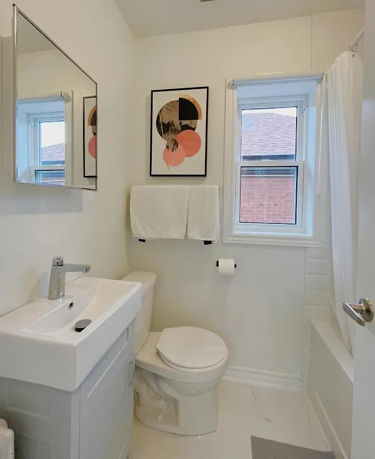 2B With Parking, 10Km To Toronto Downtown Hotel